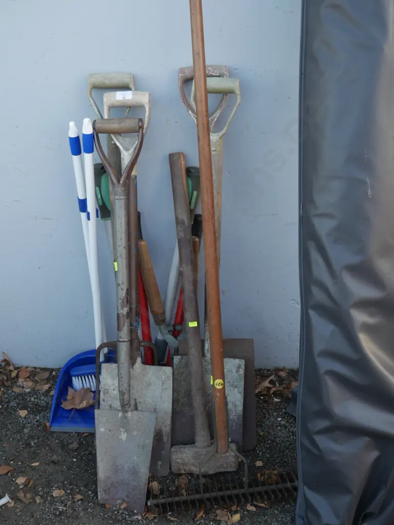 Assorted garden tools etc Image 1++