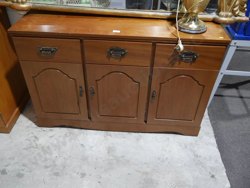 Sideboard Image 1++