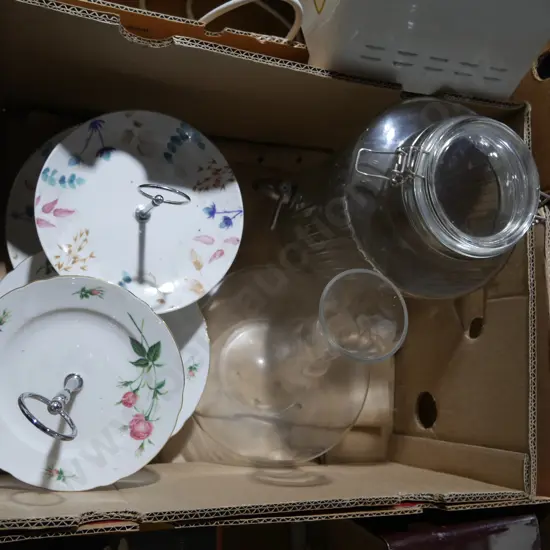 Vase, cake plates etc