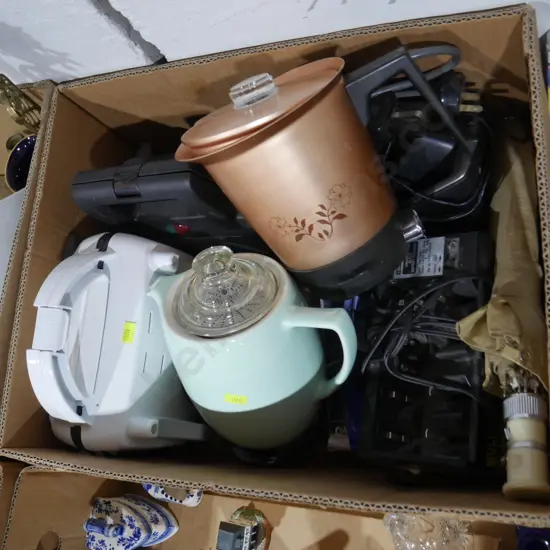 Assorted kitchen appliances
