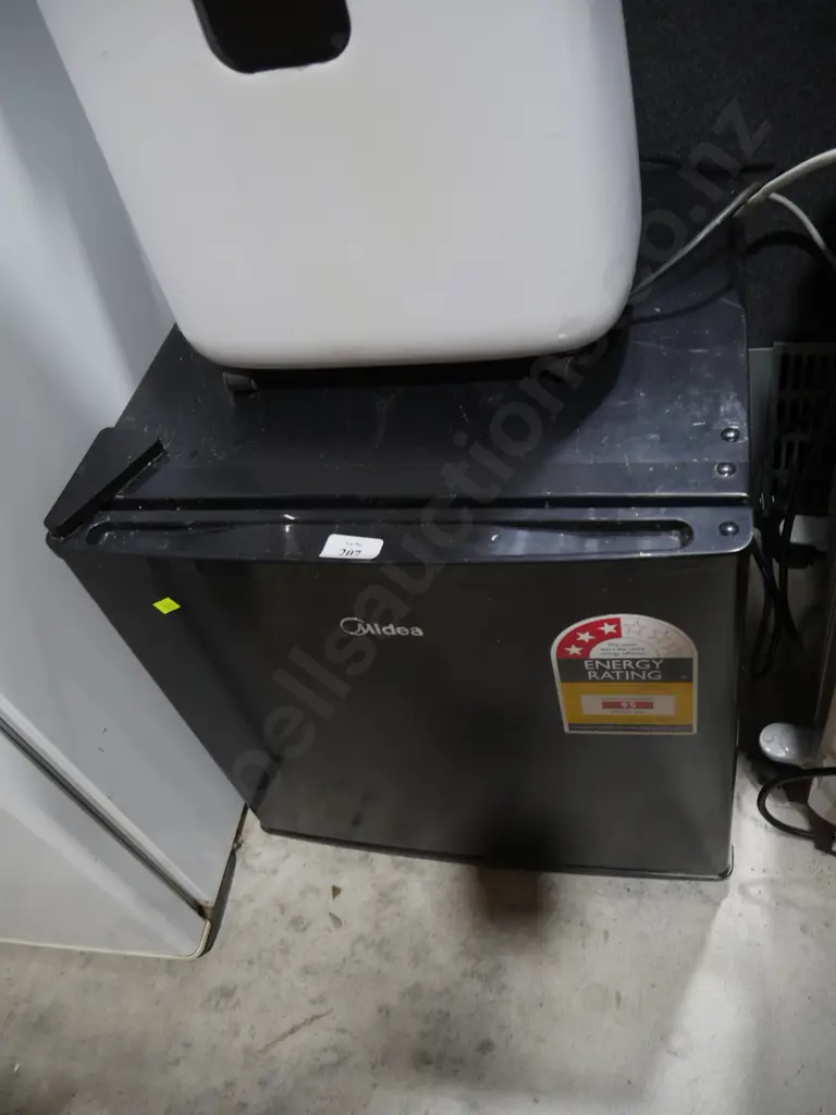 Midea bar fridge Image 1++