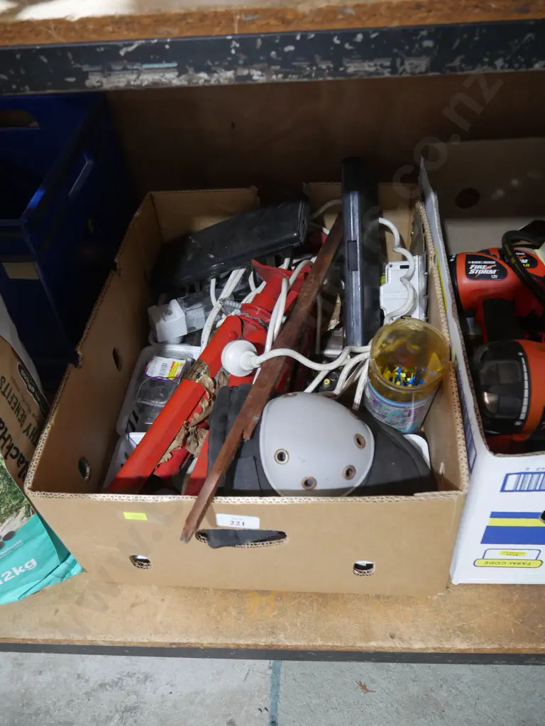 Jack stands, garage sundries Image 1++