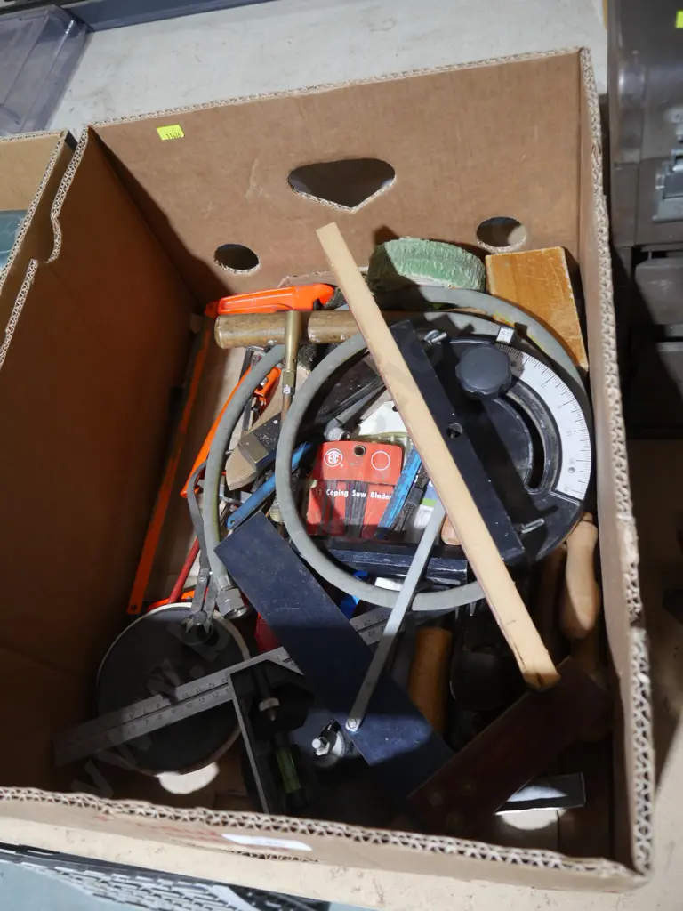 Box of tool sundries Image 1++