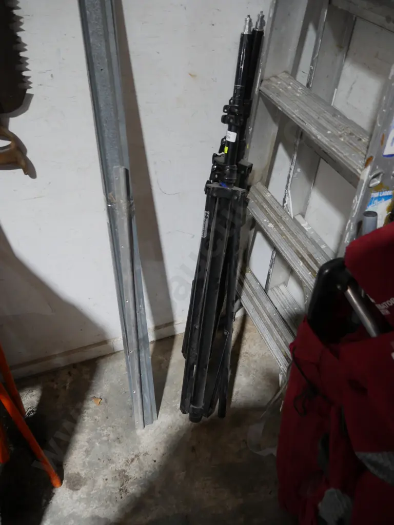 2 tripods Image 1++