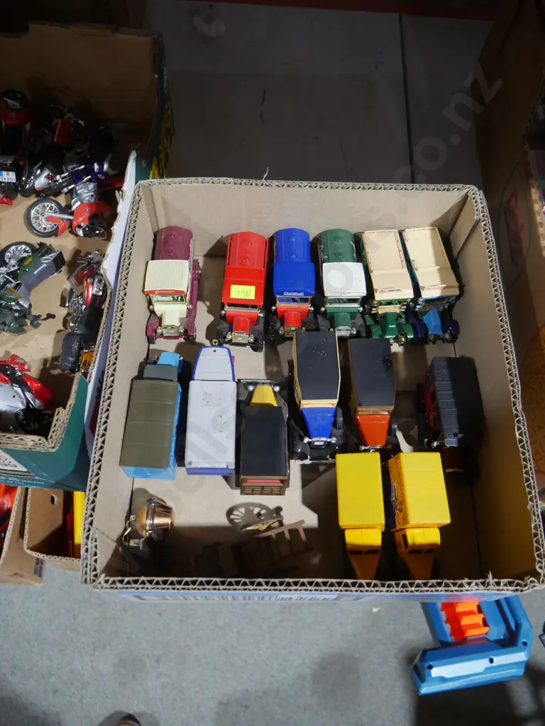 Assorted model cars etc Image 1++