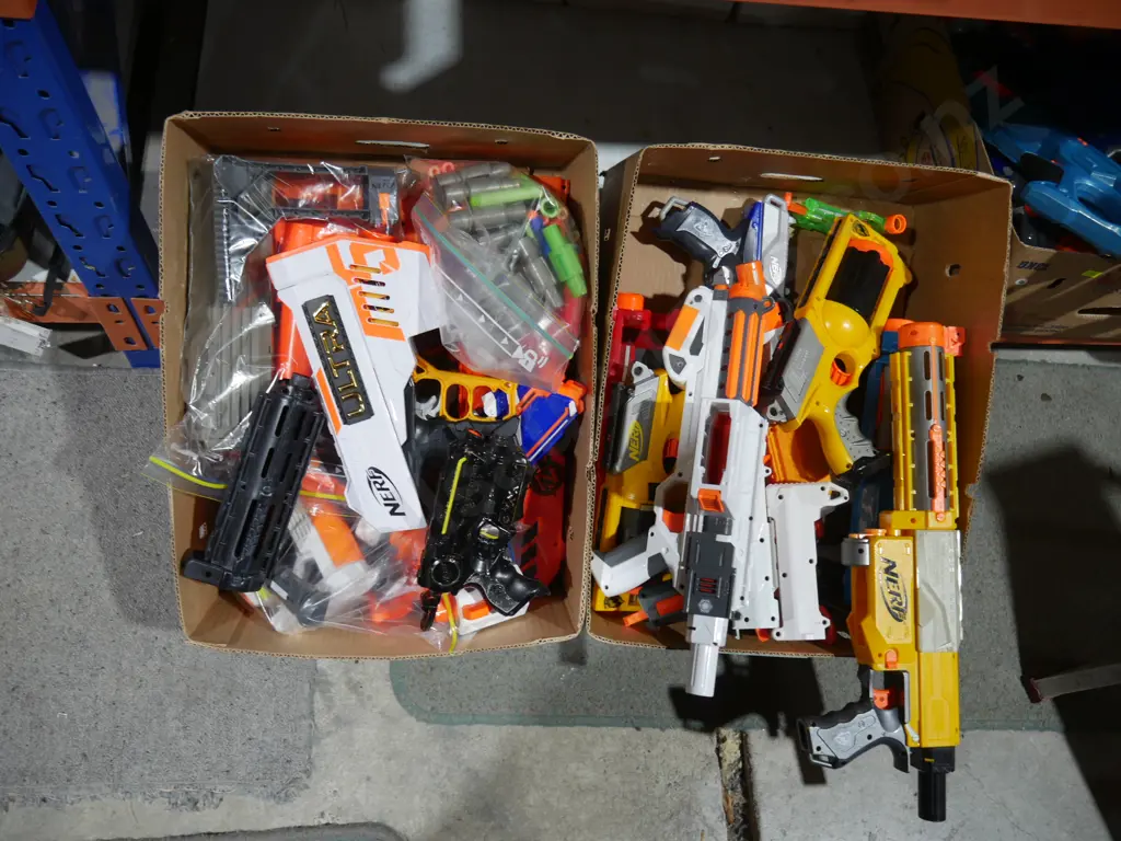 Four boxes of assorted nerf guns Image 1++