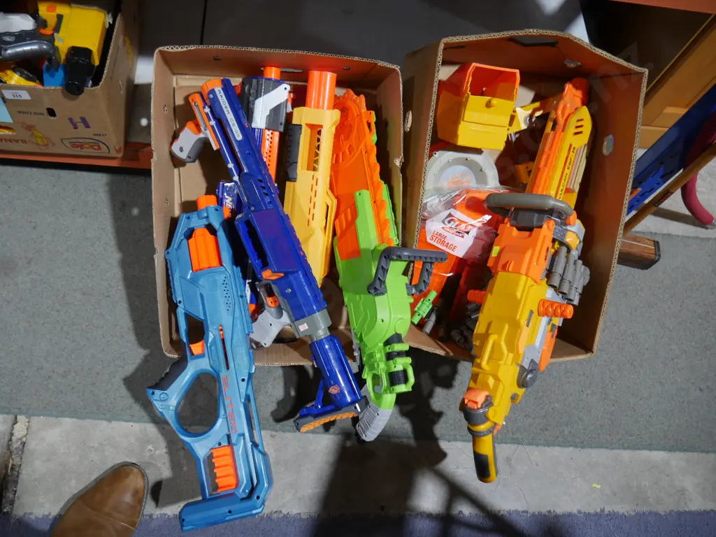 Four boxes of assorted nerf guns Image 1++