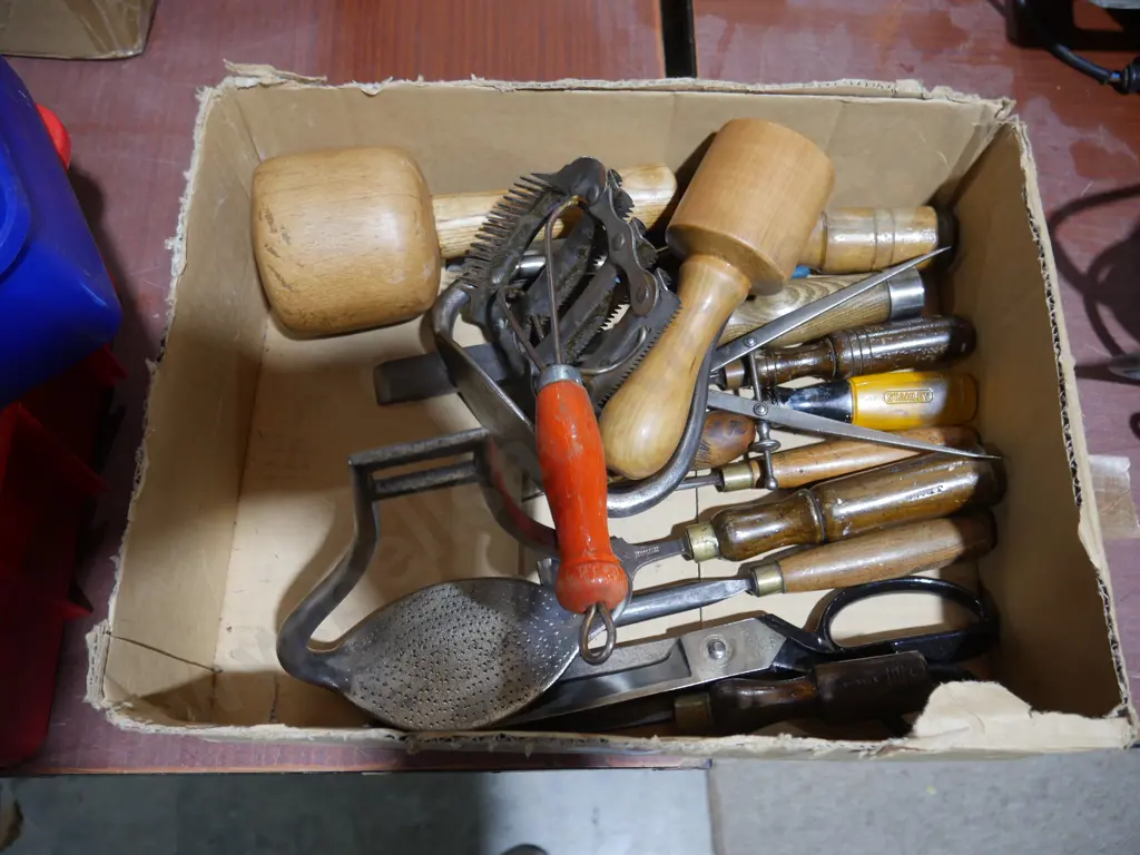1 box of Assorted hand tools Image 1++