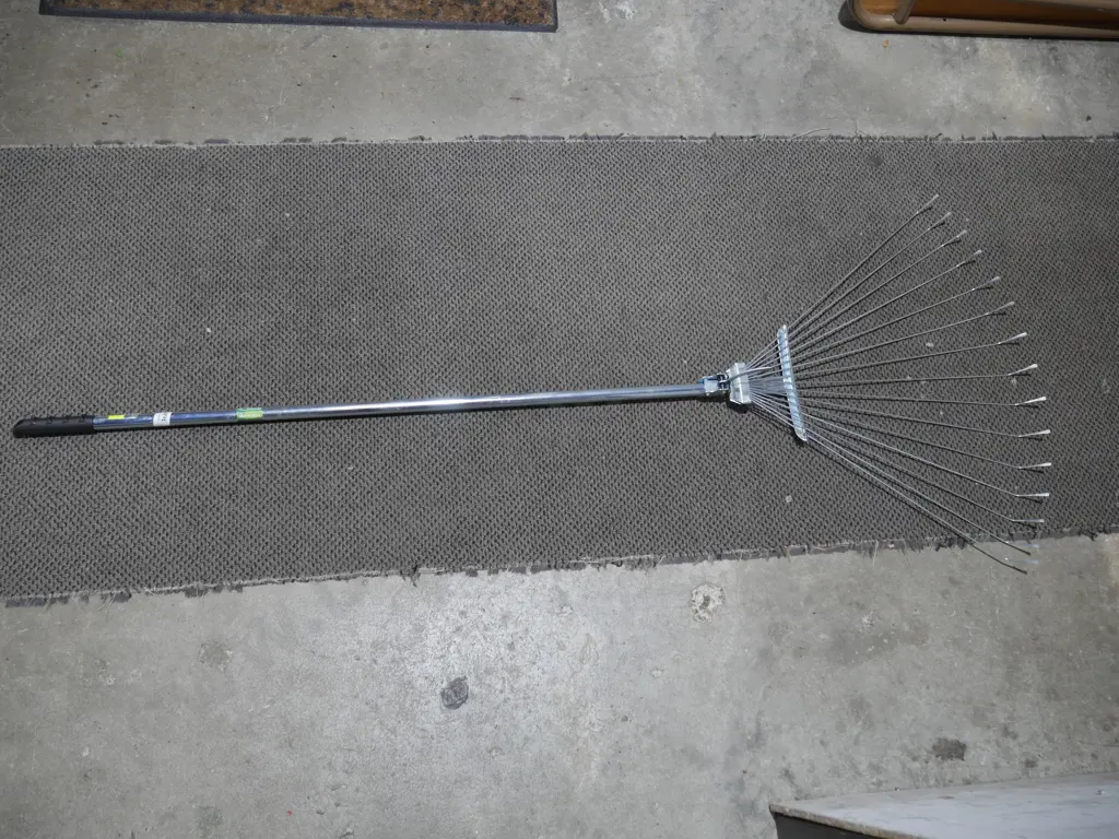 Metal leaf rake Image 1++