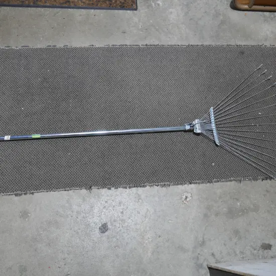 Metal leaf rake