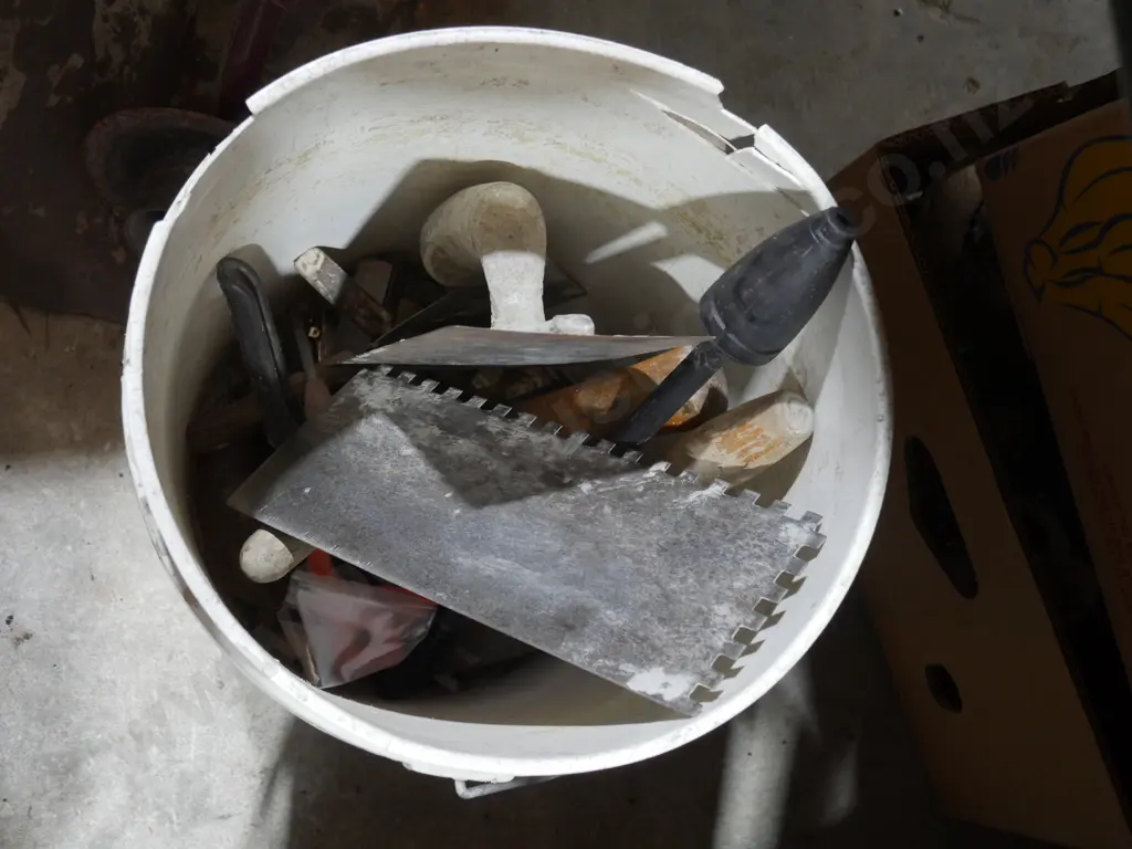 Assorted hand tools Image 1++