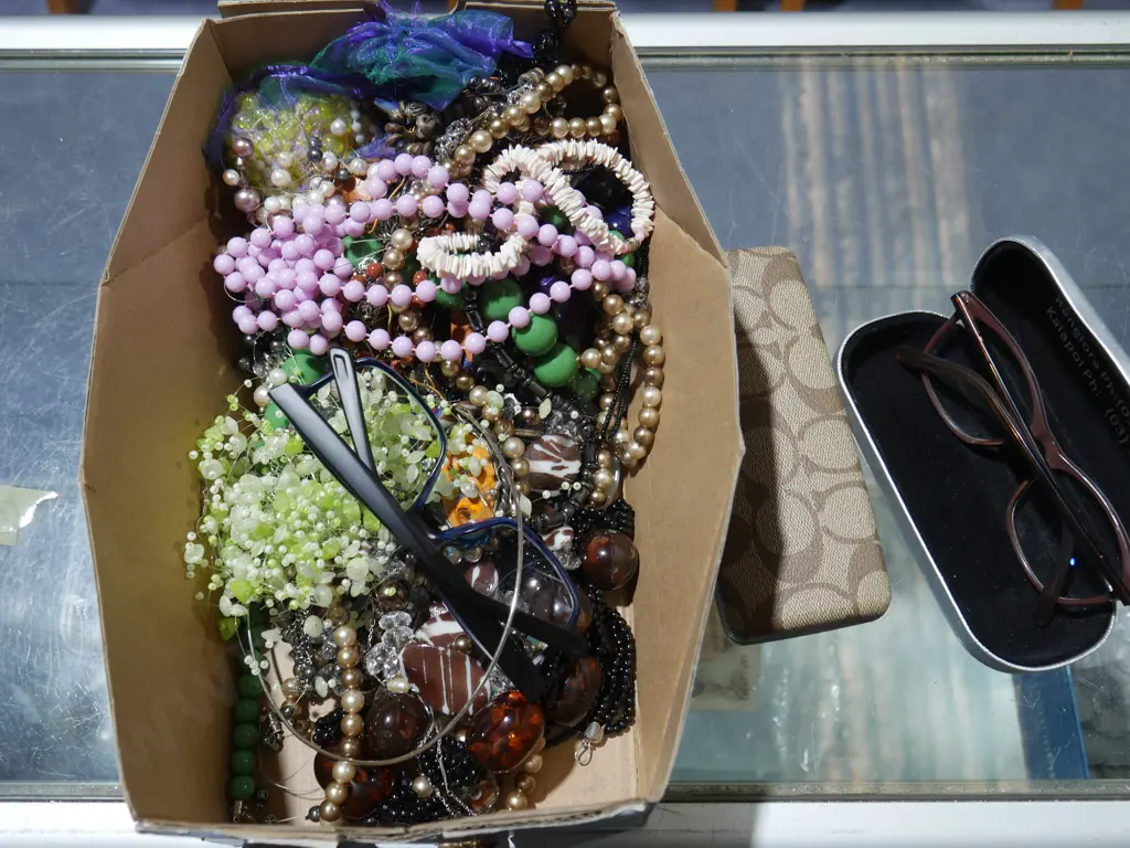 Costume jewellery, eye glasses Image 1++