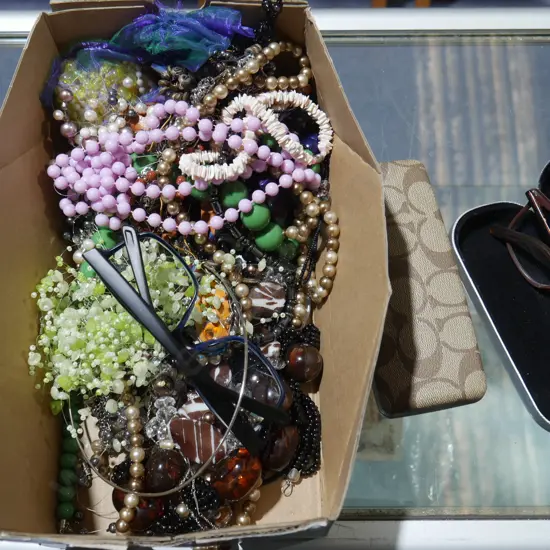 Costume jewellery, eye glasses