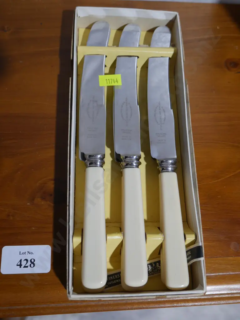 Set of 6 bone handled knives Image 1++