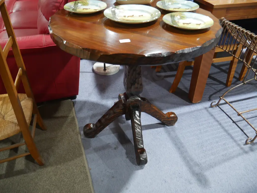 Carved occasional table Image 1++