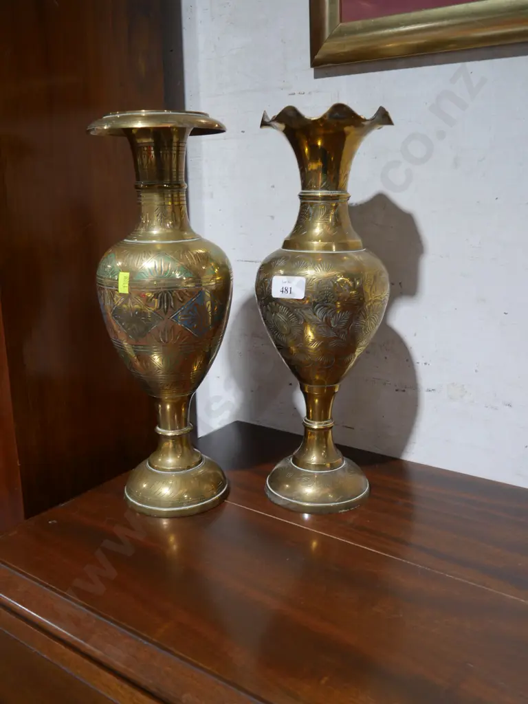 2 brass vases Image 1++