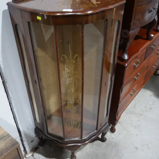 Corner cabinet