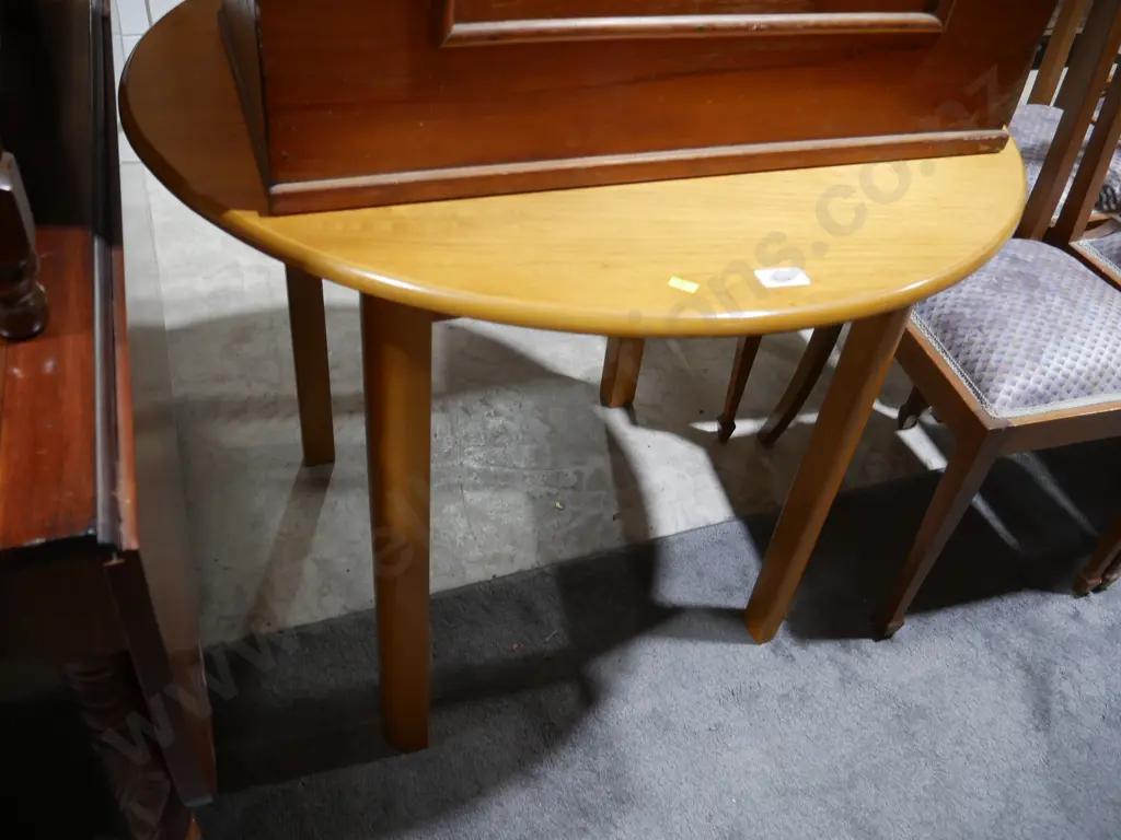 Round dining table Image 1++