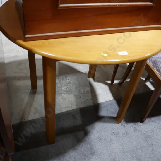 Round dining table