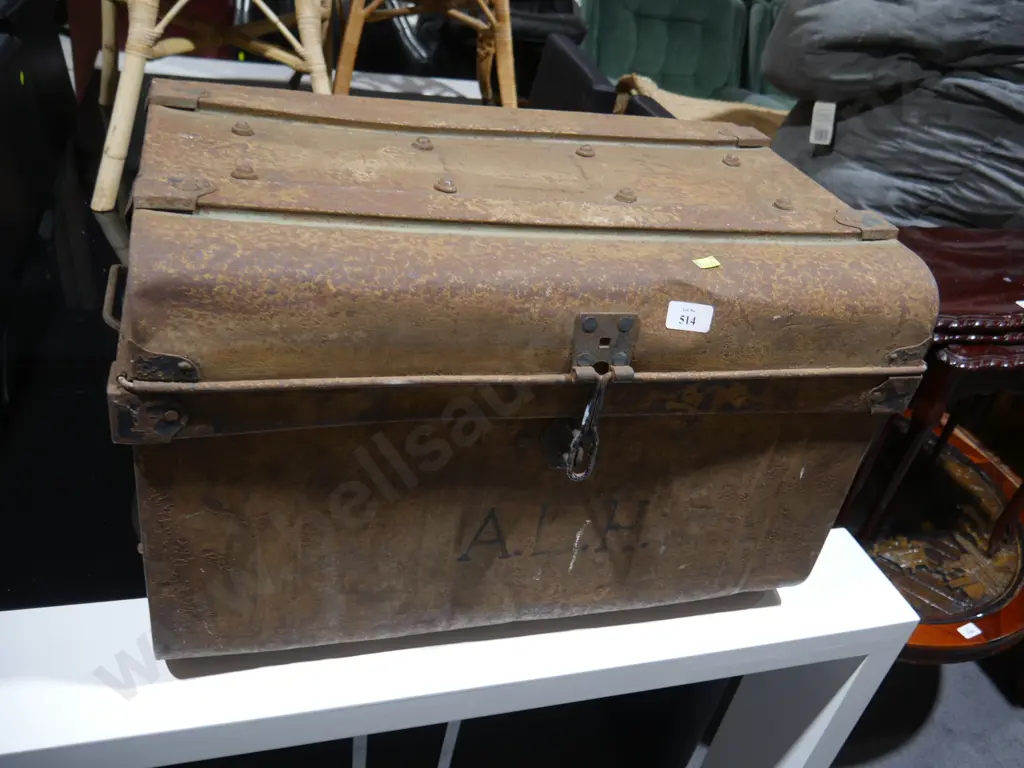 Tin trunk Image 1++