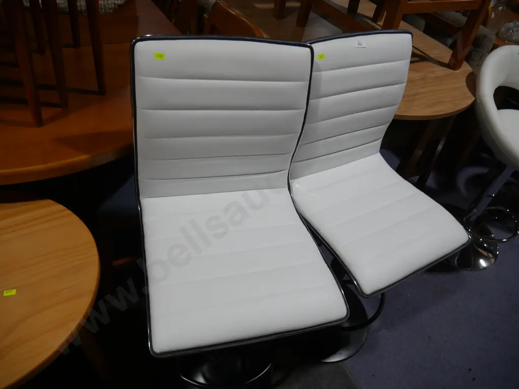 2 bar stools Image 1++