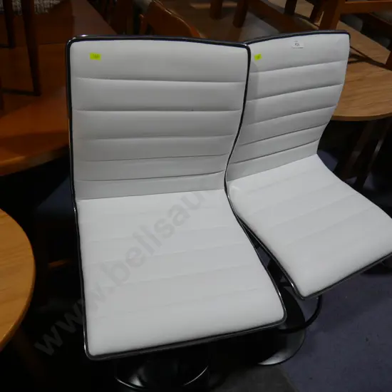 2 bar stools