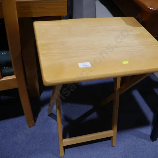 Folding tray table
