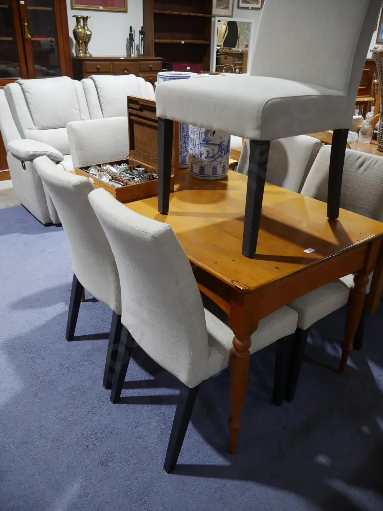Solid wood dining table and 6 chairs Image 1++