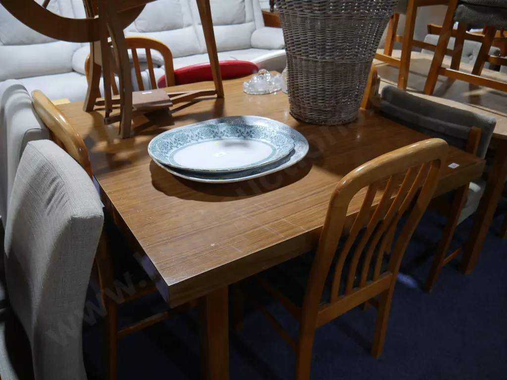 Dining table and four chairs Image 1++