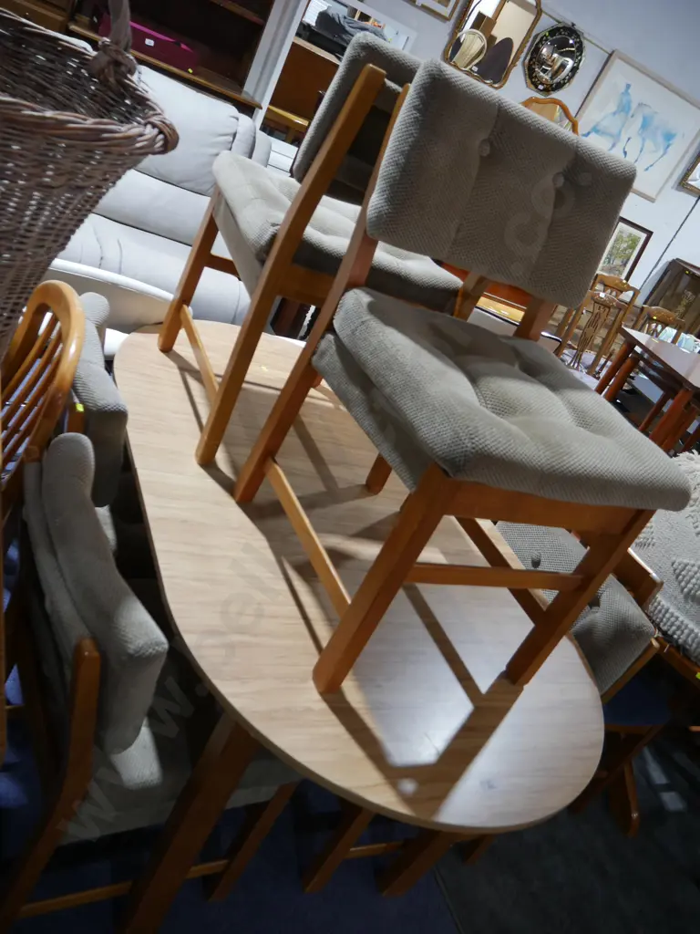 Extension dining table and 6 chairs Image 1++