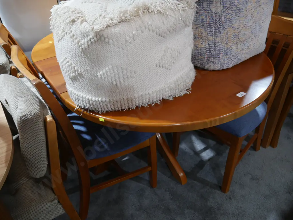 Extension dining table and four chairs Image 1++