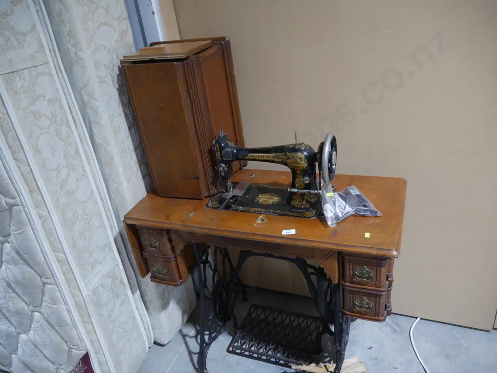 Treadle sewing machine – faulty Image 1++