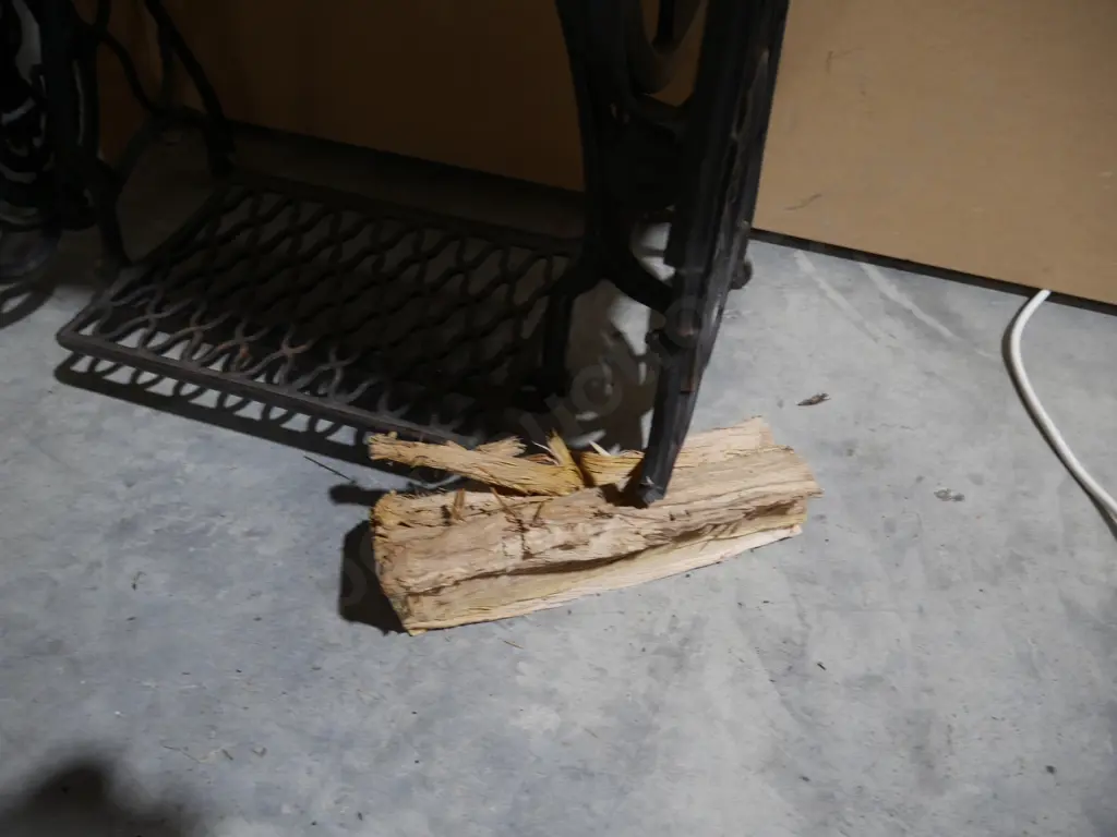 Treadle sewing machine – faulty Image 1++