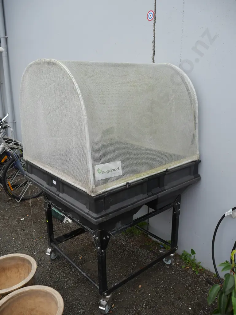Large veggie pod planter Image 1++