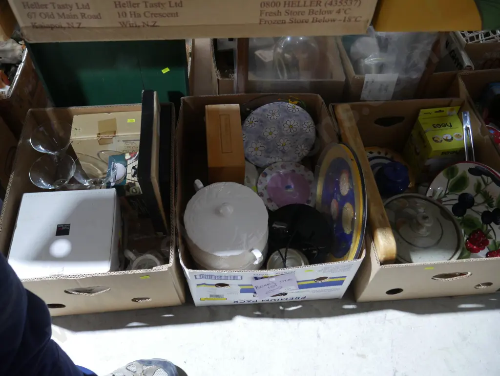 Three boxes of kitchenware Image 1++