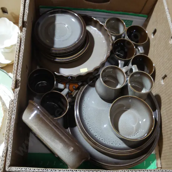 Pottery dinner set