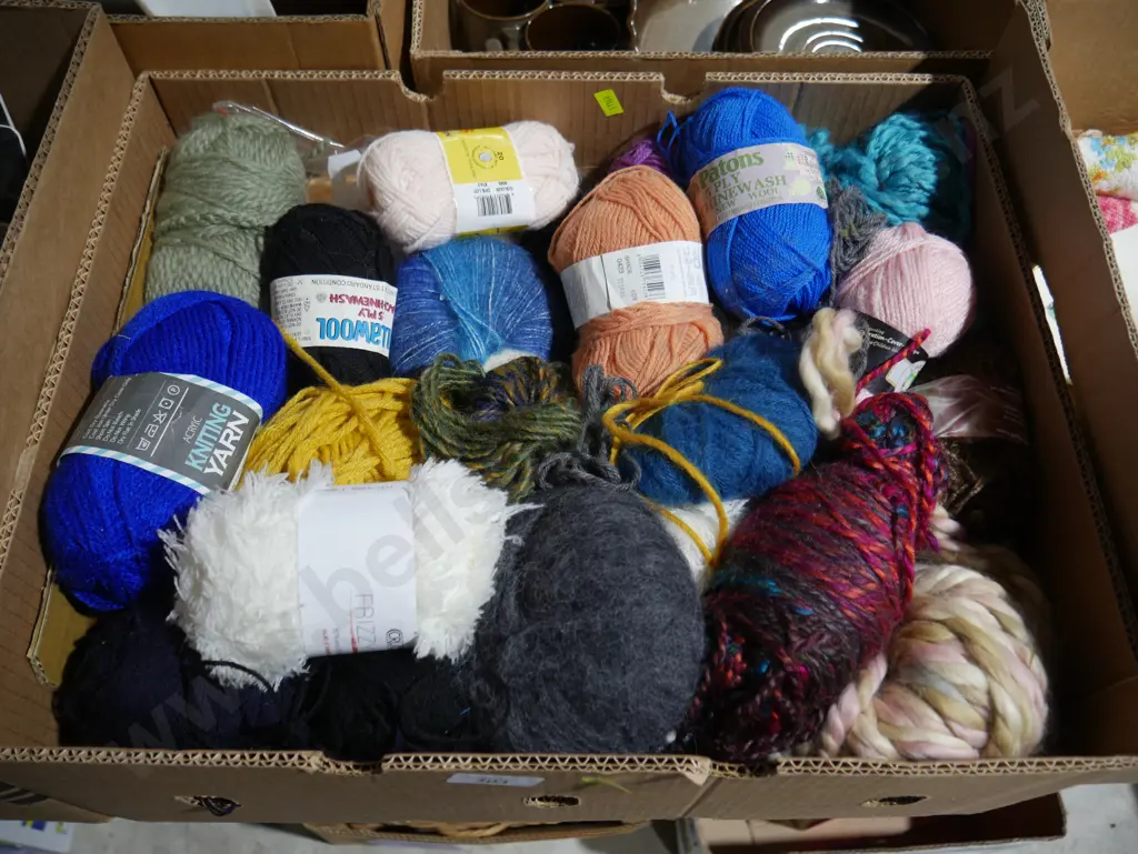 Assorted knitting wool Image 1++