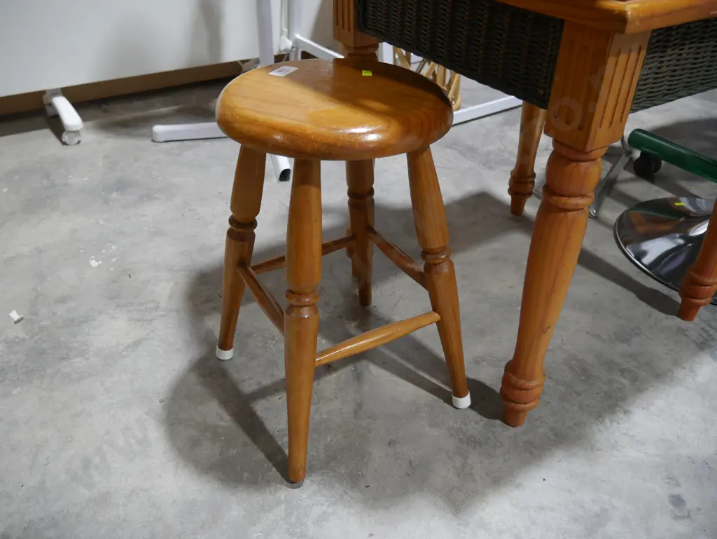 Stool Image 1++