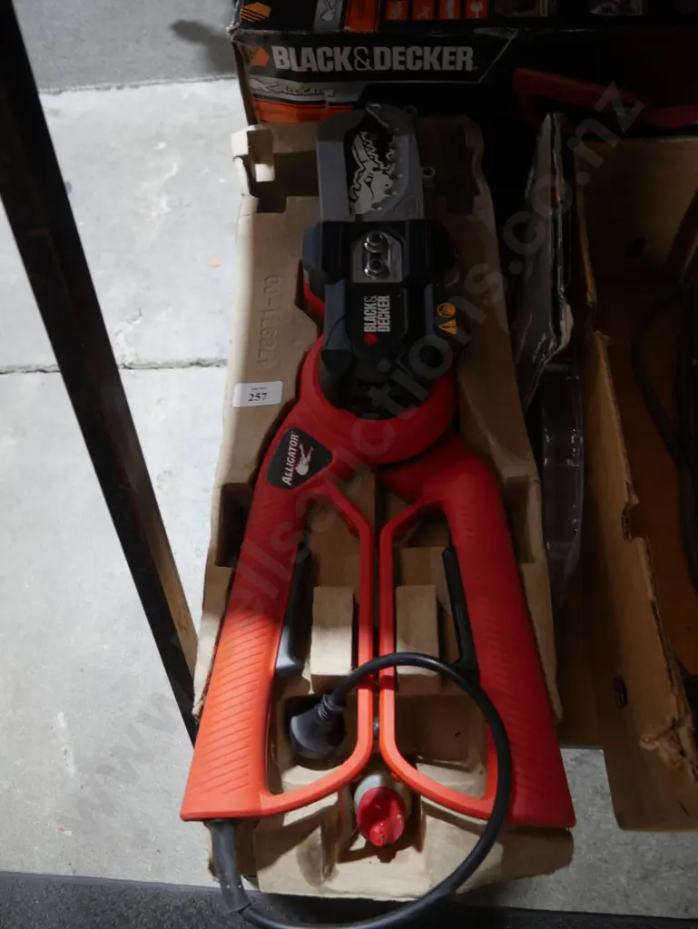 Black & Decker alligator loppers Image 1++