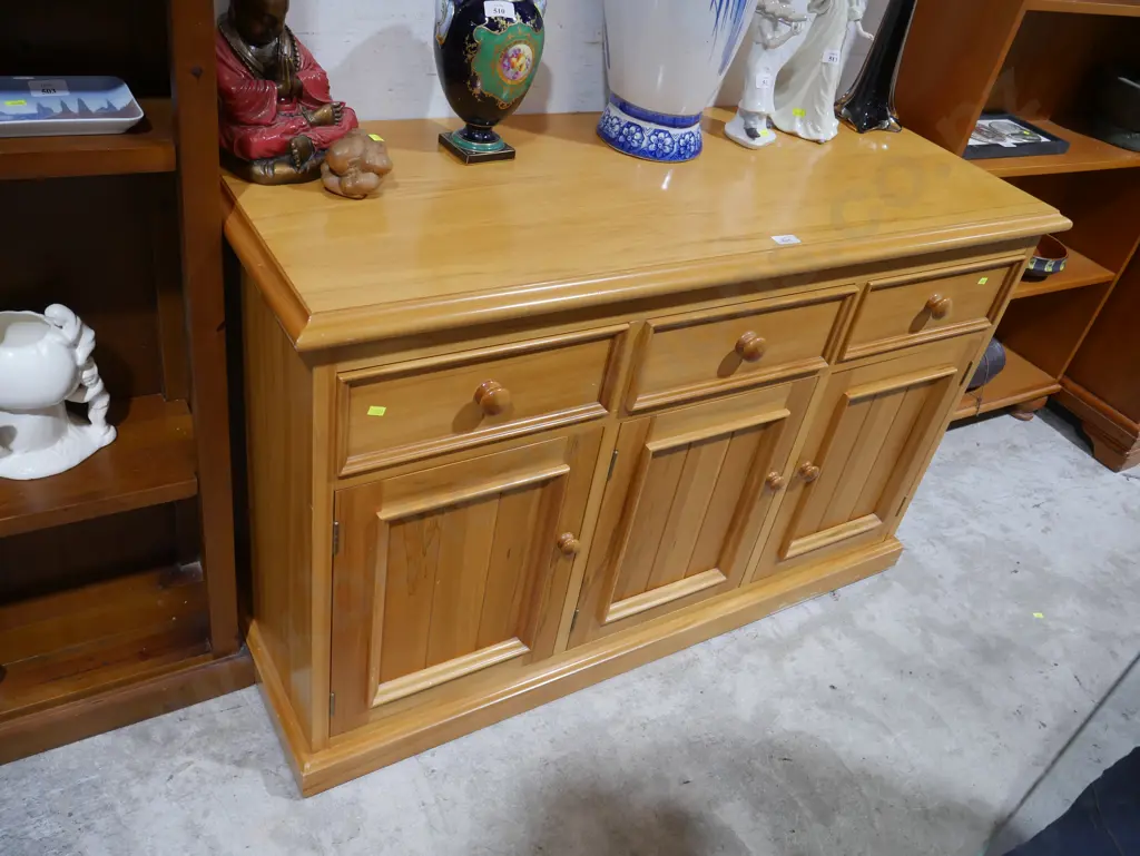 Sideboard Image 1++