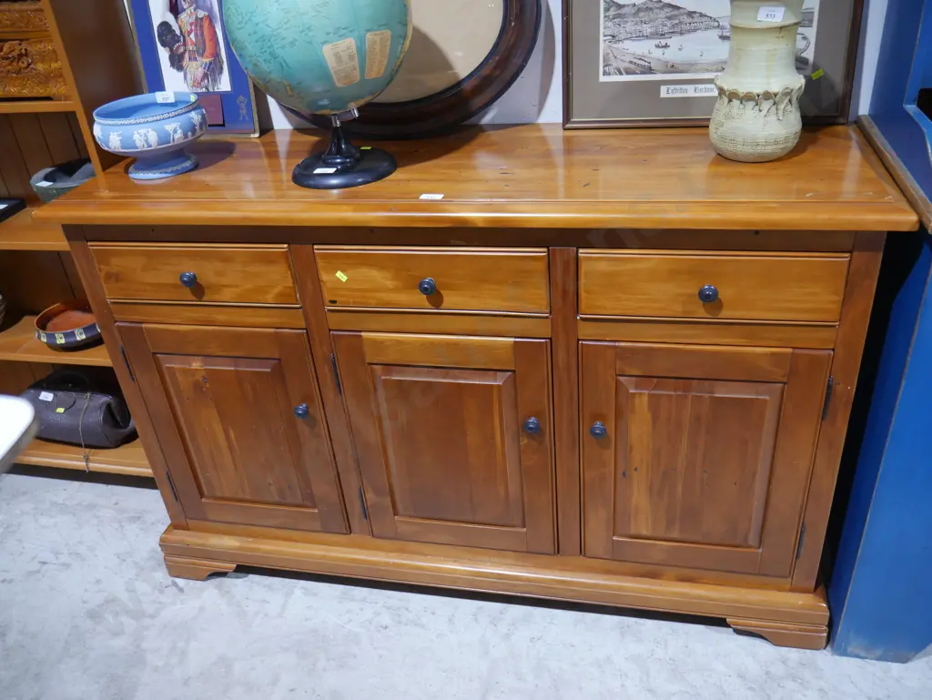 Sideboard Image 1++