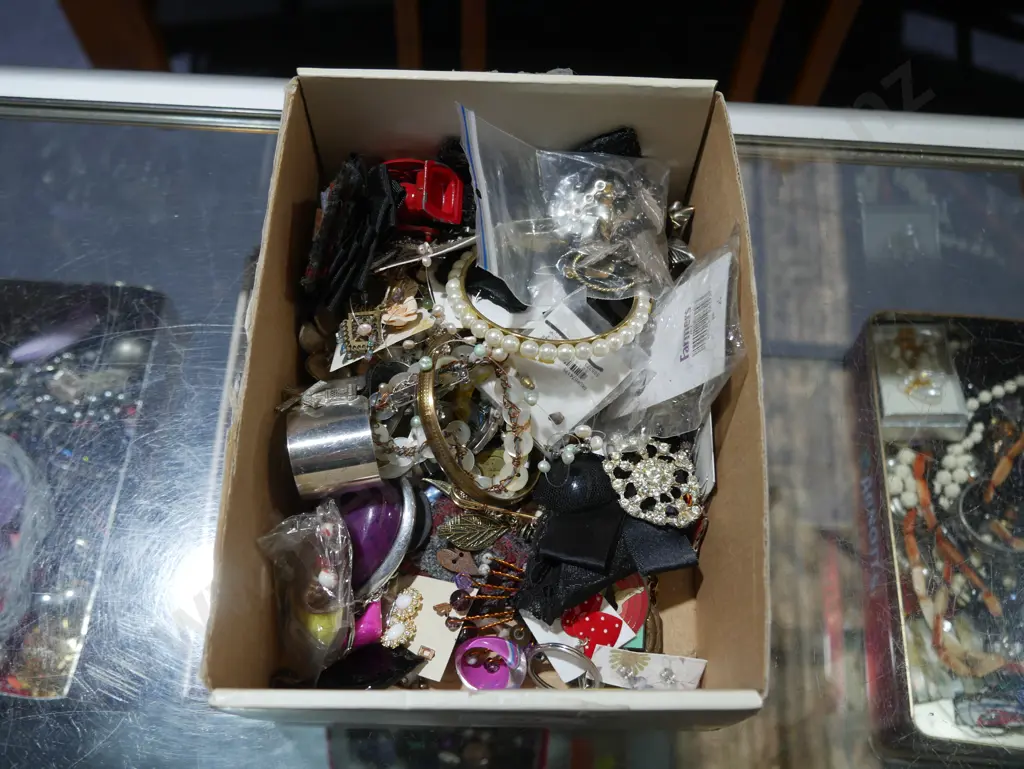 Costume jewellery Image 1++