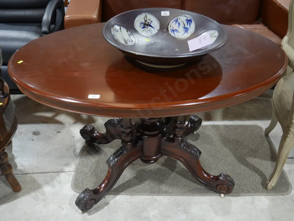 Oval top pedestal table Image 1++