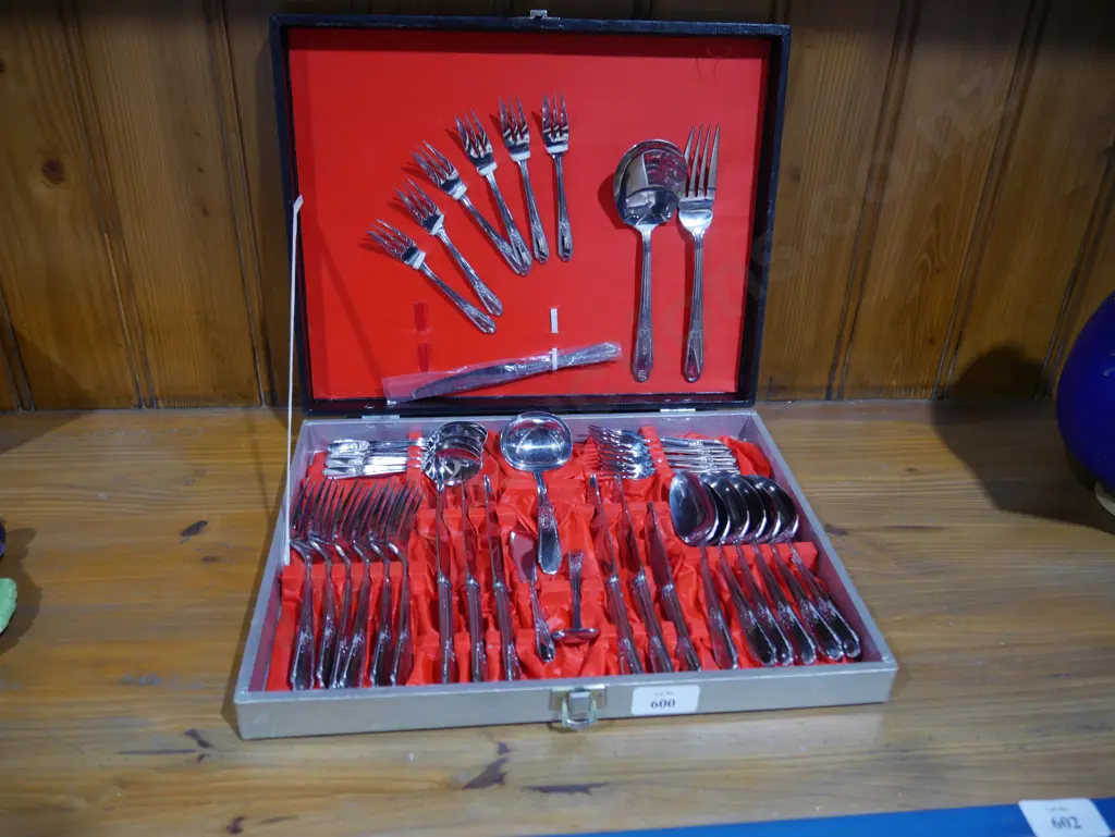 Cased cutlery set Image 1++