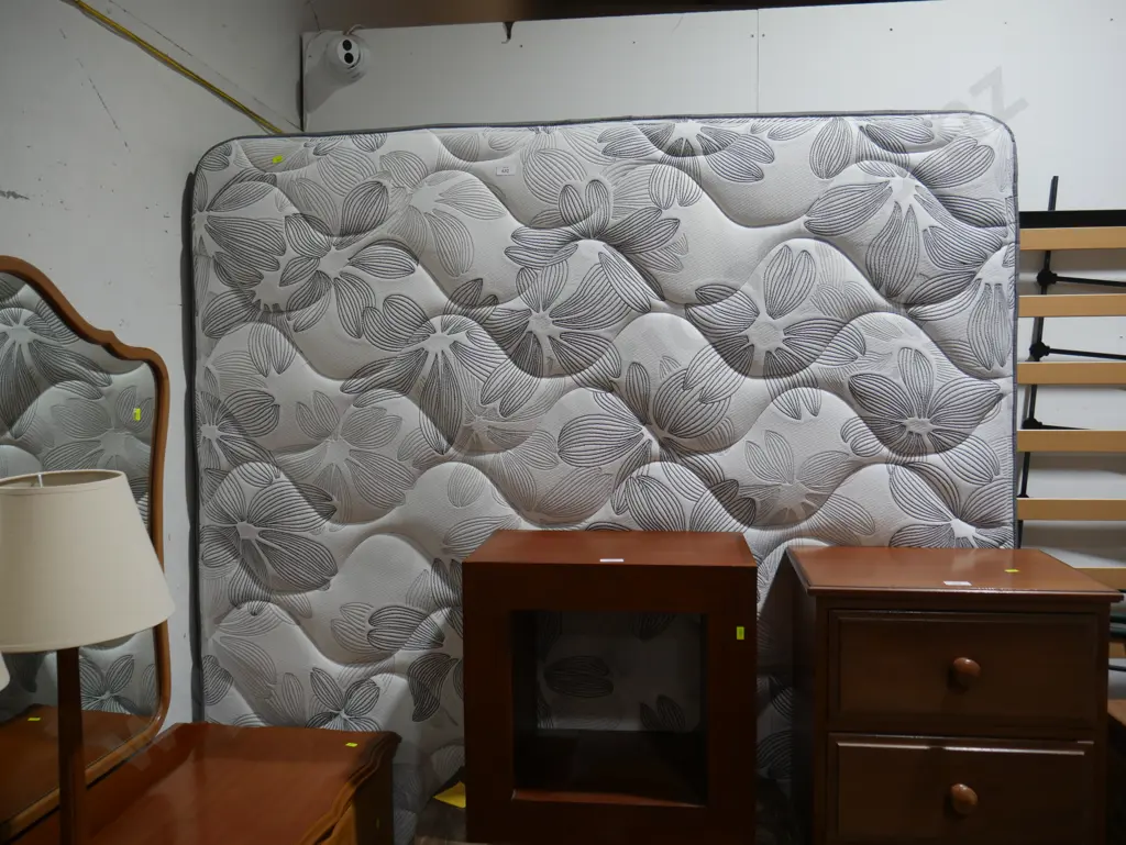 Queen size mattress and base Image 1++