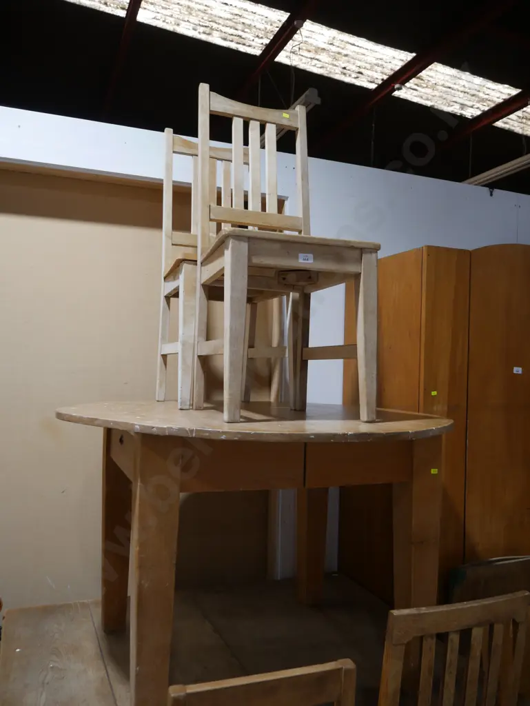 Dining table and four chairs Image 1++