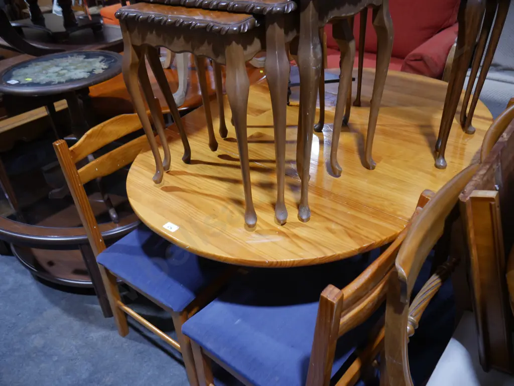 Extension dining table and four chairs Image 1++