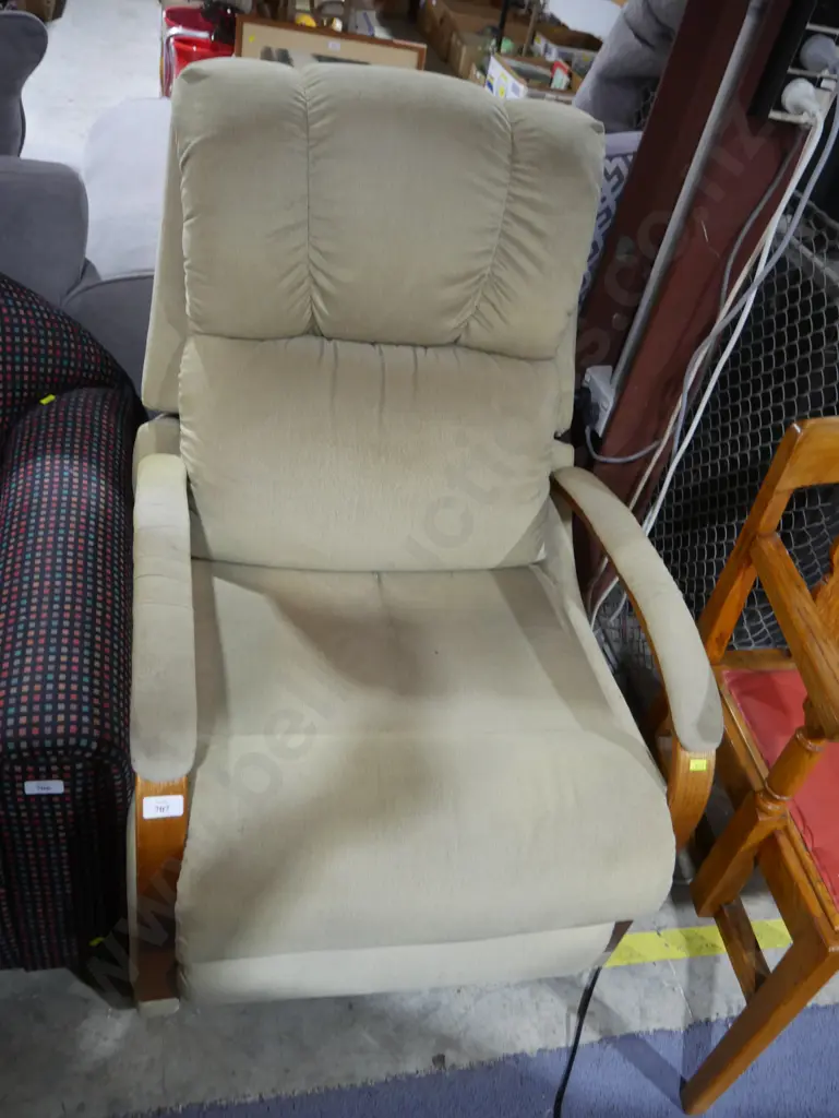 Electric recliner/lifter chair Image 1++