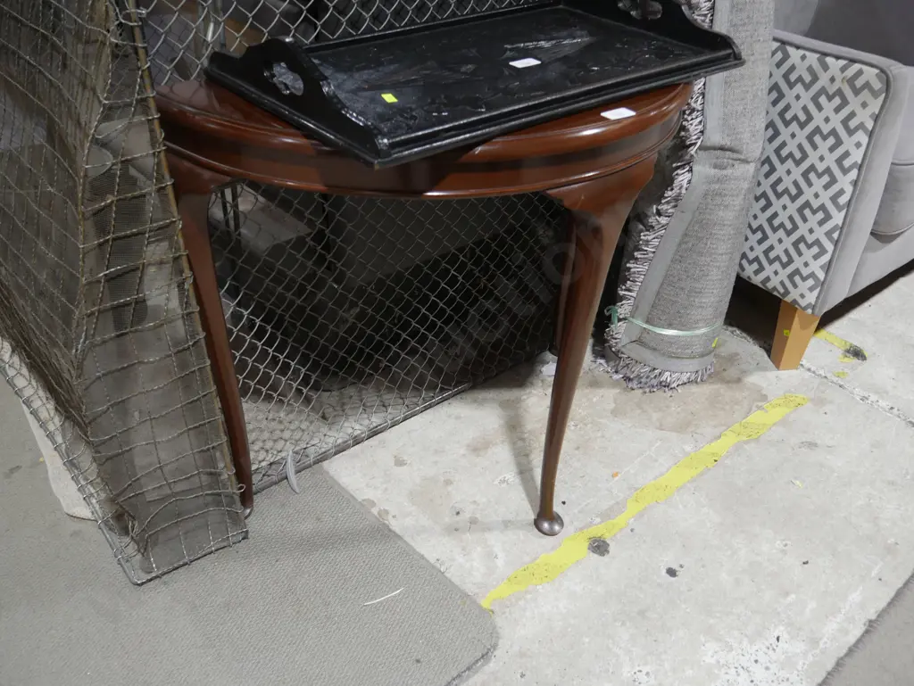 Half round hall table Image 1++