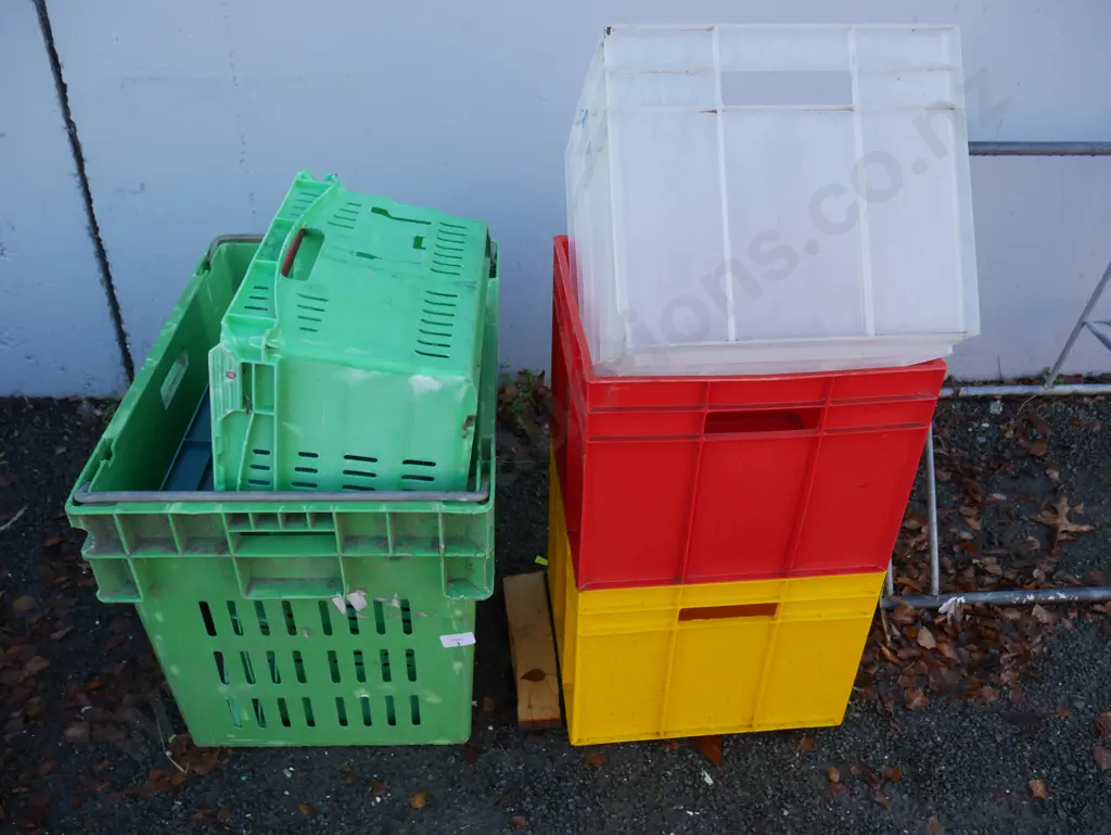 Plastic crates and boxes Image 1++
